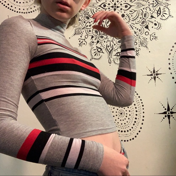 Striped Mock Neck Crop Top - Picture 2 of 3
